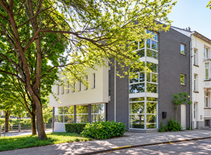 Moderne Hoekgebouw Tussen Groen
