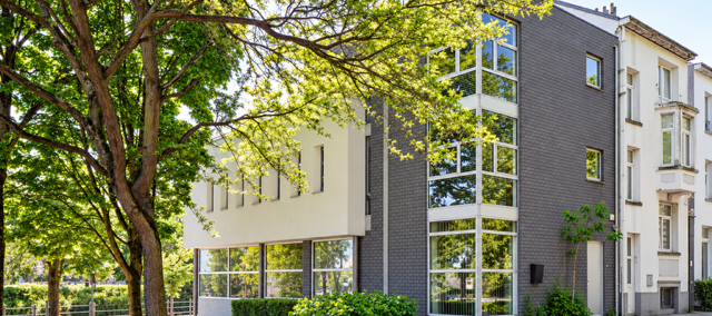 Moderne Hoekgebouw Tussen Groen